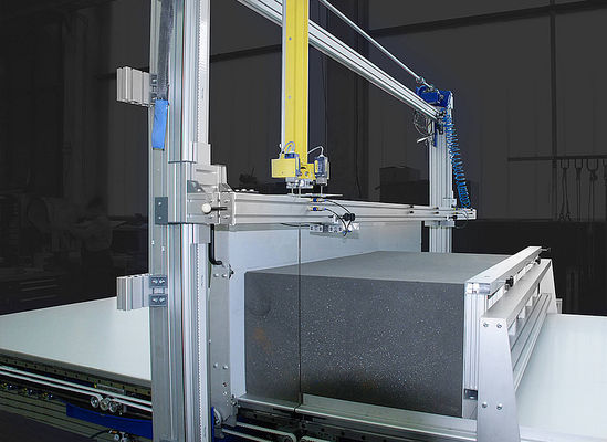 สปองจิตรตรงขนาดใหญ่ Cnc เครื่องตัดฟอง Siemens การควบคุม โต๊ะทํางานหมุน